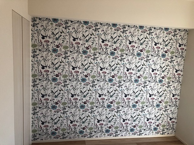 鳥と植物の絵の壁紙を使ったアクセント壁紙はなかなか面白い感じに仕上がりました アクセントクロス張替え専門店