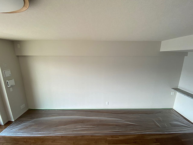 サンゲツのルームエアー 消臭 効果のある壁紙をリビング張替えに使用 アクセントクロス張替え専門店